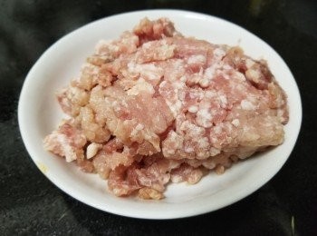 step4: 免治豬肉，用雞粉，糖，黑椒，辣椒碎，麻油，生抽，生粉撈好