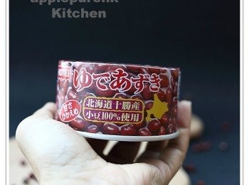 step6: 有人會間紅豆蓉是怎樣製做? 首先現在很多蛋糕專門店已有售賣包裝或礶裝
之紅豆蓉，簡單亦方便而且品質亦見理想、所以我已棄用上自己煮的煩複做法多時
你可在香港一田、價真棧或Citysuper找尋到，三間中已個人應為(一田) 代理較合心意
甜度及原粒度較為合心水，售價約HK$二十多元一礶

(日本出品)