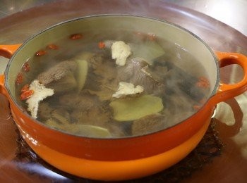 step5: 加入適量清水和3湯匙米酒，蓋上盅蓋，放入鍋內，隔水燉2小時左右，以少許鹽調味即可。
