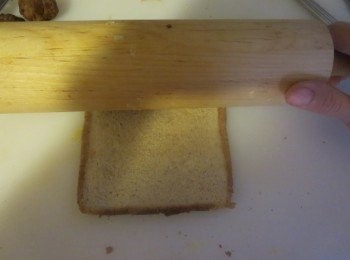 step1: 面包擀扁，我喜歡有thin crust的效果。