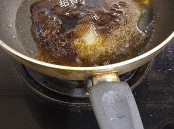 step2: 將調味料倒入鑊中炒匀。