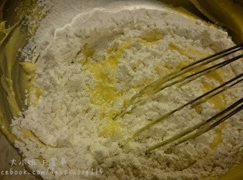 step4: 麵粉及生粉過篩兩至三次，然後分四次加入牛油糊中，每次都拌至沒有粒粒在再加入麵粉。
