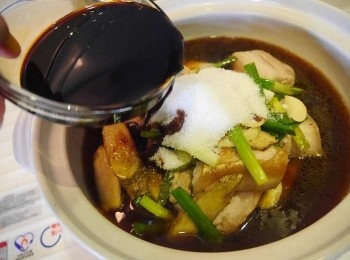 step9: *倒入燉鍋內，放入八角，醬油，砂糖2-60g以及水2-400ml。