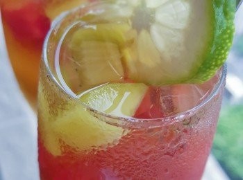 step3: 將水和冬瓜茶混合拌勻，取一個容器加入水果，冰塊後，倒入調好的冬瓜茶，再放幾個冰塊，加片檸檬裝飾就完成囉～