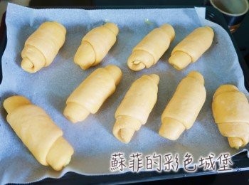 step8: 表面噴些水，放進烤箱，等第二次發酵40～50分鐘會漲到1.5倍大,表面抺上溶化的有塩奶油，再撒一些鹽巴。