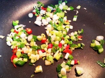 step6: 另起油鍋將蔥末,蒜末,辣椒末倒入鍋中炒香