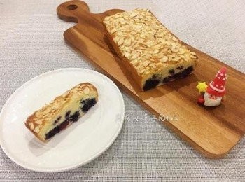 step14: 放涼切開後可以看到排列整齊的藍莓，蛋糕體細膩濕潤喔～