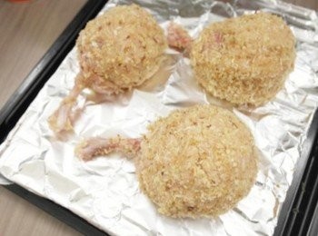 step4: 骨頭的前端包上一顆水煮蛋並用絞肉一起包覆起來!! 包覆好後均勻的沾上麵包粉~~~ 接著放入預熱200度的烤箱烤約20分鐘!!!