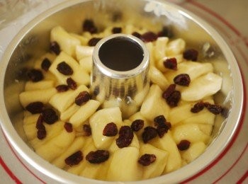 step14: 烤箱先預熱185度,這時可以塗上煉乳醬,(還可以加一些乾果類).