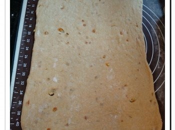 step4: 將麵團輕輕按壓排出空氣, 擀成25X45cm的長方形。在麵團表面塗一層香橙忌廉芝士。