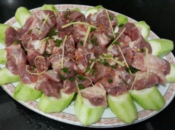 step4: 將勝瓜放入碟擺好，再放醃好的排骨放上面