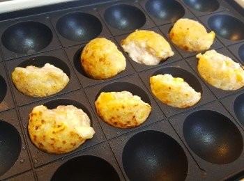 step8: 鍋上掃上少許油，加入適量馬介休漿。
