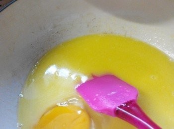 step2: 加入鸡蛋混合拌匀，再加入干酵母，让它等一分钟。

Jojo Low细细语:放酵母前要用手测试锅子热度，如果锅子太热可等多一，两分钟才放。锅子里添加液体材料后的热度应该是温的。