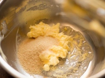 step2: 大碗內用打蛋器打至牛油軟滑，分三次加入黃糖，打至滑身蓬鬆