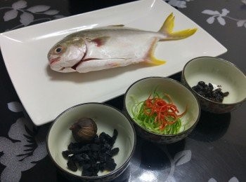 step1: 準備：  魚洗淨， 放在碟上， 用數片薑墊底及將兩片薑片放在魚肚內, 黑蒜切粒， 豆豉用小許水浸5分鐘， 沖淨吸乾水分備用， 蔥／辣椒切幼絲