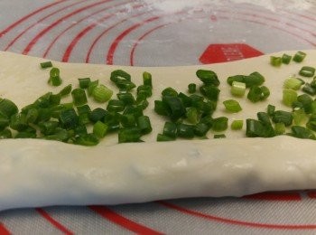 step5: 撒上蔥花每卷一下在邊位輕壓一下。