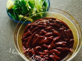 step3: 豬肝加紹興酒、油、生抽、老抽、胡椒粉及糖拌勻，最後加生粉拌勻醃約15分鐘。