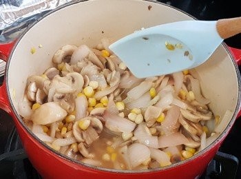 step3: 加入粟米及磨菇炒一會。