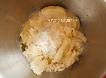 step5: 將發酵好的<span class="group_1">老麵</span>與<span class="group_2">麵糰</span>的所有材料均勻混合。