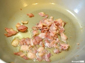 step1: 先把培根煎至焦焦的釋放油脂
