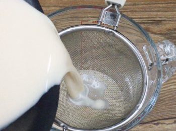 step9: 同樣用茶隔過濾，注入喜愛的容器內。