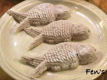 step7: 將木模在桌上用力一敲就可以將芋頭魚倒出。