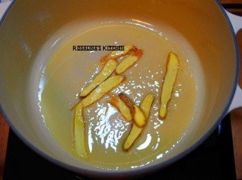 step4: 兩大匙的豬油，幾片薑片冷油煸一下薑片。 一定要用豬油喔，才會香，蔬菜油的味道會比較不一樣。