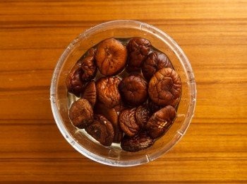 step1: 首先先將香菇泡水備用。