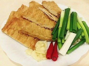 step1: 豆皮對切 青蔥切段 蒜片 辣椒備妥