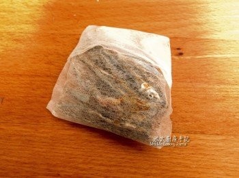 step1: 把公魚乾放入過濾袋內。