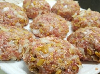 step7: 將肉糰分成10小份，搓成球狀，再壓扁成漢堡扒。