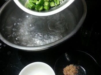 step3: 芥蘭菜框用烚菜料水滾計烚1分鐘,隔去水份待用