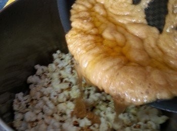 step11: 將焦糖倒入爆谷內拌勻