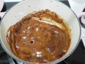 step2: 接著加入醬油和八角拌勻~~~