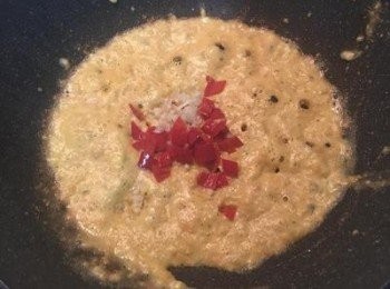 step7: 壓到鹹蛋黃都已經看不到大顆粒時，就可以放入蒜末和辣椒丁拌炒，並用鹽和少許香菇精或雞粉調味，