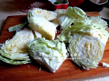 step8: 洋蔥去衣切件 , 椰菜切大件