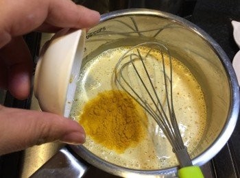 step2: 先準備葡汁: 
椰漿倒入小煲，加入咖哩粉及黃薑粉攪拌煮成葡汁，中小火煮至微滾，加入鹽糖，試味之後，加生粉水，關火備用。