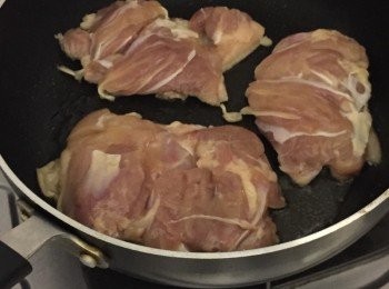 step3: 燒熱油鑊,中火煎香<a href="https://bit.ly/2ZxapeY" target="_blank" data-keyword="雞扒" class="guide-link"><strong>雞扒</strong></a> <span style="display:inline-block;vertical-align:middle;margin-top:-3px;color:initial;border-radius:3px;padding:2px 3px;font-size:12px;line-height:14px;background:#87d300;color:#fff;">即買</span> 皮的一邊,煎約1分半鐘, 再反轉, 煎至兩邊金黃色,上碟切件