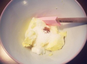 step2: 取一碗放入奶油.砂糖及香草精~~