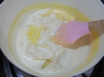 step7: 煮到呈現濃稠狀態時拌入奶油以及鮮奶油~攪拌均勻備用!!