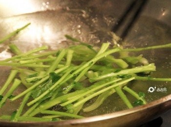 step2: 芥藍菜洗淨剝去梗較硬外皮切長段，滾水加入少許橄欖油放入芥藍菜快速川燙取出瀝乾備用。