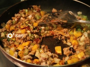step2: 牛絞肉、豬絞肉、蒜頭、紅蔥頭、辣椒不加油入鍋炒香後，再加入西洋芹、洋蔥、黃椒與黑橄欖片，炒至<span class="group_1">食材</span>8分熱後起鍋備用。黑橄欖片因帶有天然的鹽味和甘味，做為蔬菜類的調味最為合適