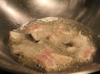 step2: 油鍋加熱將魚柳條炸約7~8分熟取出瀝乾油脂