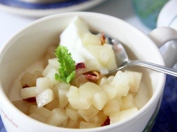 step5: 將洋梨置於燉奶上，適量的灑入一點玫塊花瓣增加香氣即可食用