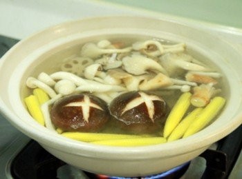 step3: 砂鍋中加入菇類、玉米筍、蓮藕片煮熟後，將味噌倒入少許湯汁拌勻後，加入火鍋中。