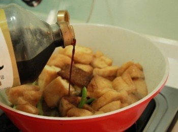 step3: 鍋倒油加熱，將豆乾片煎至兩面金黃有濃濃乾煎香氣後放入豆瓣醬、黑豆鼓、蒜碎炒香，放入乾辣椒、花椒拌炒入味，放入花干塊、倒入雞高湯、味全淬釀醬油，蓋上鍋蓋小火煨煮入味。