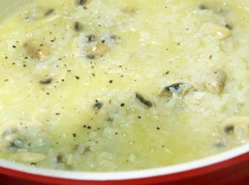 step3: 待燉飯完成後，灑上蛤蜊肉、起司粉、胡椒粉拌勻灑上蝦夷蔥遂即可盛盤完成。