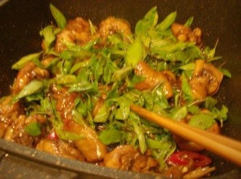 step7: 7.最後在醬汁完全吸收ˊ也收至所需程度時再加入九層塔快速拌勻即可