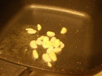 step2: 2.熱鍋後放入油1大匙ˊ先爆香蒜片