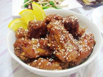 step10: 盛盤上桌ˊ再擺上香吉士片做裝飾ˊ香酥好滋味的老梅排骨就完成囉~